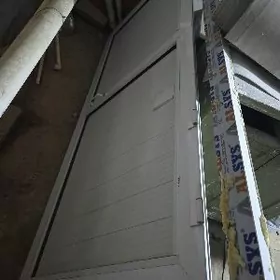 пластиковая дверь