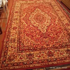 Ковер новый весел на стене