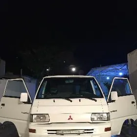 Mitsubishi L300 2004