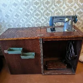 Швейная машинка Чайка