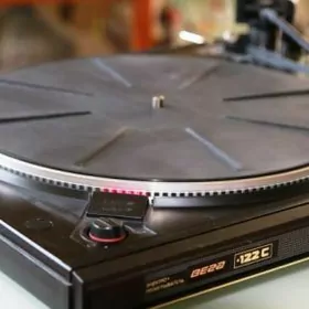 Проигрыватель с новой иглой. Есть много пластинок