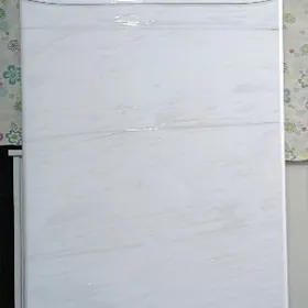 Satlyk holadilnik we telewizor