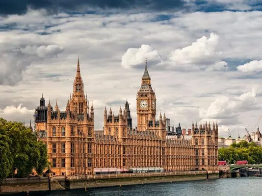 Британский парламент окончательно одобрил пожизненный запрет на продажу табака молодежи