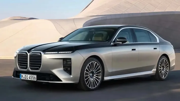 BMW 2027-nji model ýylynyň täzelenen 7 Series-ni  görkezdi. Ol 394 at güýjüne eýe we bahasy 101 000 dollardan başlaýar