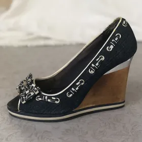 Бренд туфли GUESS 40 размер