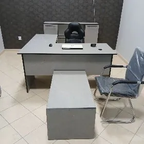 stol direktorskiý we şkafy