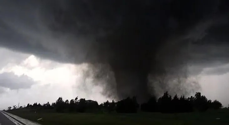 Серия торнадо обрушилась на центральные штаты США