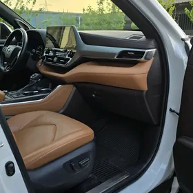 Toyota Highlander 2021