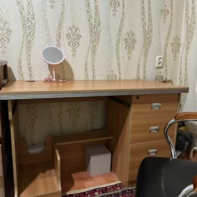 письменный стол и стул