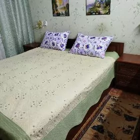 Кровать с тумбочками,шифоньер