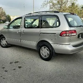 Toyota Sienna 2003