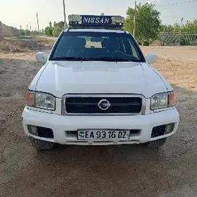Nissan Pathfinder 2000