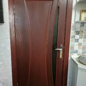 Gyzyl mebil gapy iki sany.