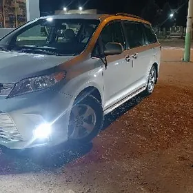 Toyota Sienna 2019