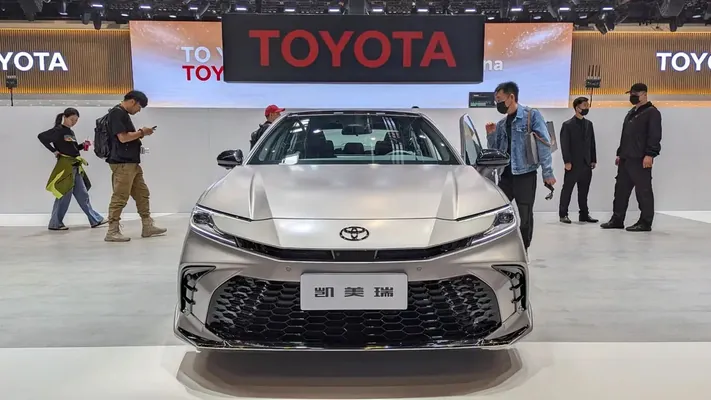 Toyota представила в Пекине гибридную версию бизнес-седана Camry 2026 - img 2