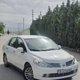 Nissan Tiida 2010