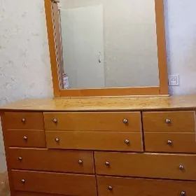 комод с зеркалом