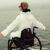 нужен водитель сопроваждающий