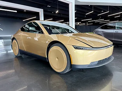 Tesla показала первый серийный Cybercab: машина сама выезжает из цеха на парковку