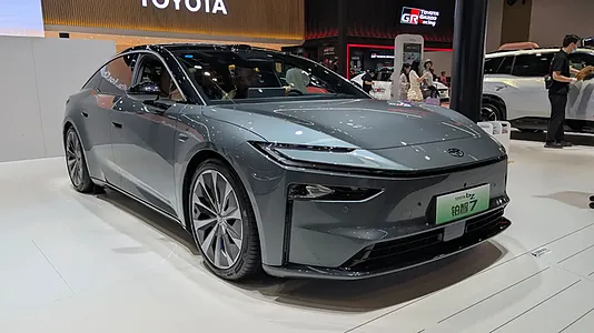 Toyota kompaniýasy bZ seriýasynyň sedanlaryny we krossowerini görkezdi