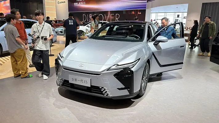 Täze Lexus ES täzelenen dizaýna we öňküden uly göwrüme eýe boldy - img 2