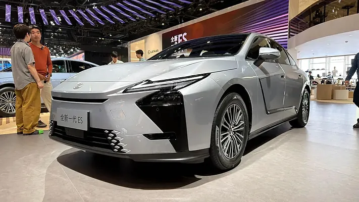 Täze Lexus ES täzelenen dizaýna we öňküden uly göwrüme eýe boldy