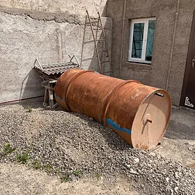 Железная водяная бочка