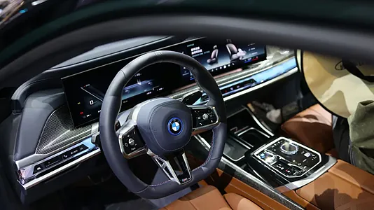 BMW 7 Series 2027-niň fiziki düwmeleri aýrylyp, sensorly Panoramik iDrive ulgamy ulanylar