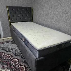 кровать в идеальном состоянии