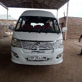 Toyota Hiace 2013