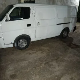Nissan Urvan 2005