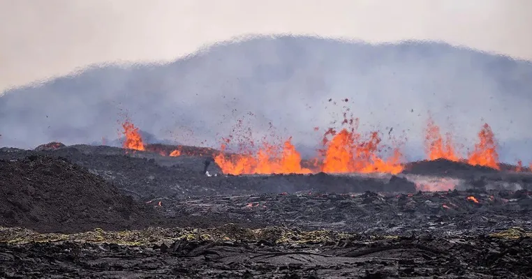 Antarktidadaky Erebus wulkany altyn sowurýar