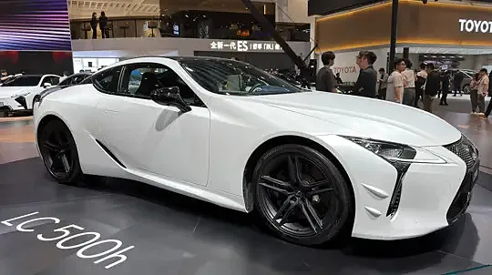Lexus Pekinde üç modelini — LC500h, GX Black Edition we premium LX-i görkezdi