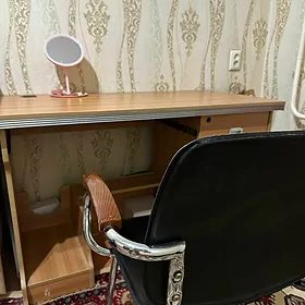 письменный стол и стул