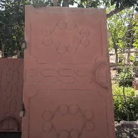 Demir derweze iki gapyly