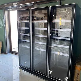 Witrina Holodilnik 1300L