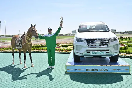Atlaryň arasyndaky gözellik bäsleşiginiň ýeňijisine «Toyota Fortuner» awtomobili berildi