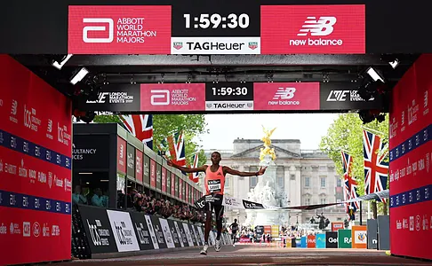 Кениец Себастьян Саве первым в истории пробежал марафон менее, чем за 2 часа