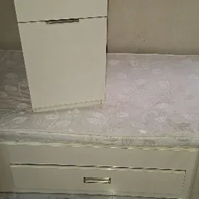 кровать и тумбы