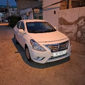 Nissan Versa 2015