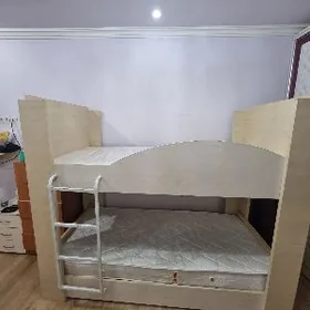 detskiy krawat we kuhonny stul