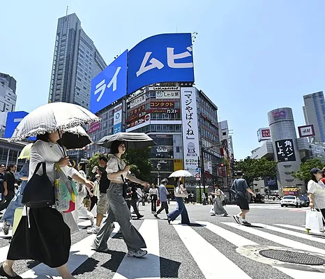 Госслужащим в Токио рекомендуют сменить костюмы на шорты ради снижения энергозатрат