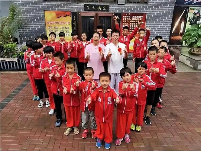 Китайский учитель физкультуры за 30 лет воспитал почти 300 приемных детей - img 2