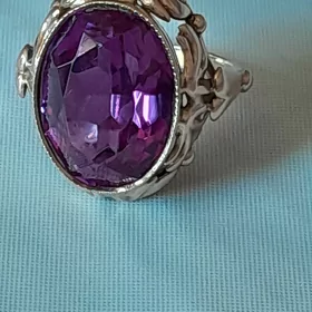 золотое кольцо с камнем