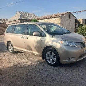 Toyota Sienna 2010