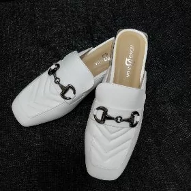 шлепки и мокасины