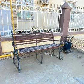 скамейка и урна