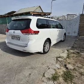 Toyota Sienna 2011