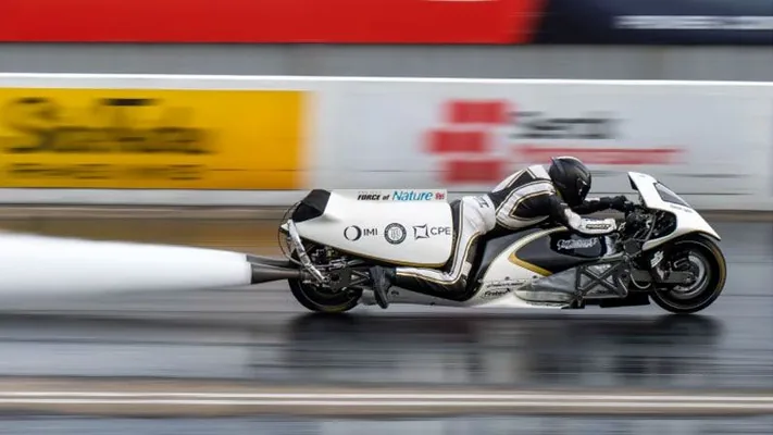 Британский инженер построил паровой мотоцикл, который разгоняется до 338 км/ч