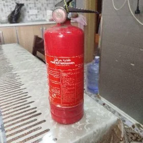 аварийный знак и огнетушитель